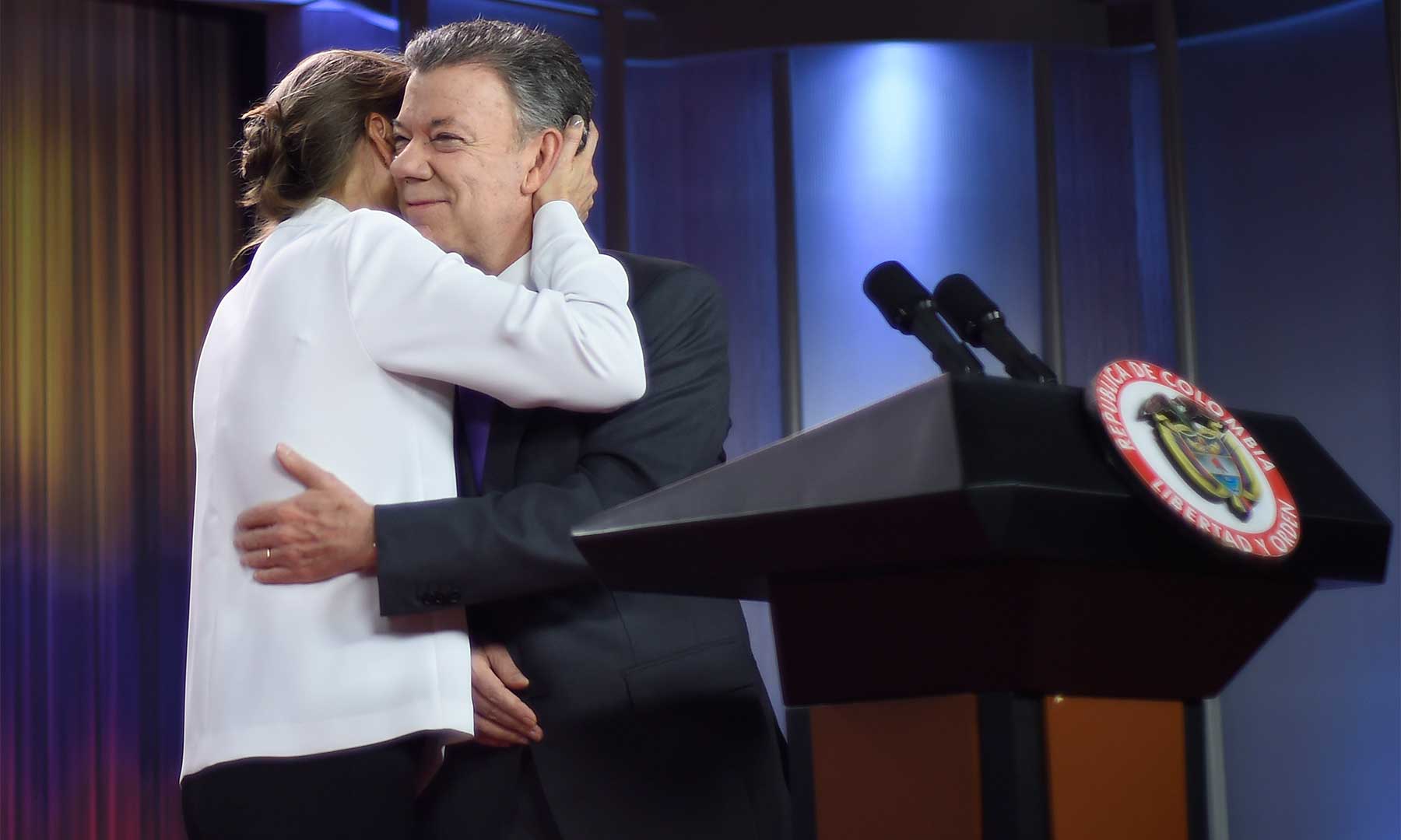 Un cálido abrazo recibe el Presidente Santos de parte de su esposa Maria Clemencia Rodríguez, tras ofrecer una declaración en la que acepta el Premio Nobel de Paz 2016.