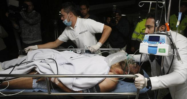 En la gráfica, intantes cuando era trasladado a un centro asistencial a uno delos sobrevivientes del siniestro aéreo