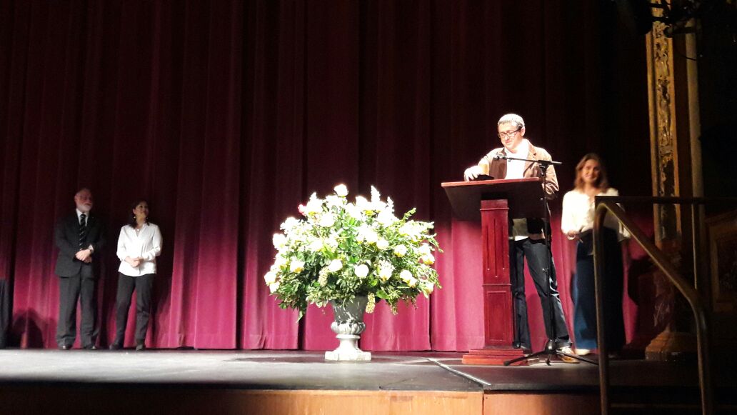 luego-de-recibir-premio